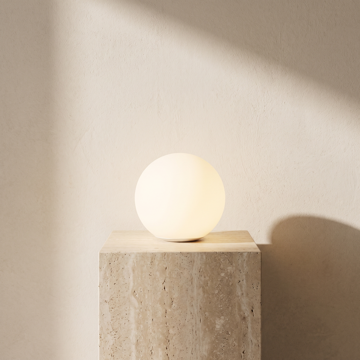 Luna sobre pedestal de travertino