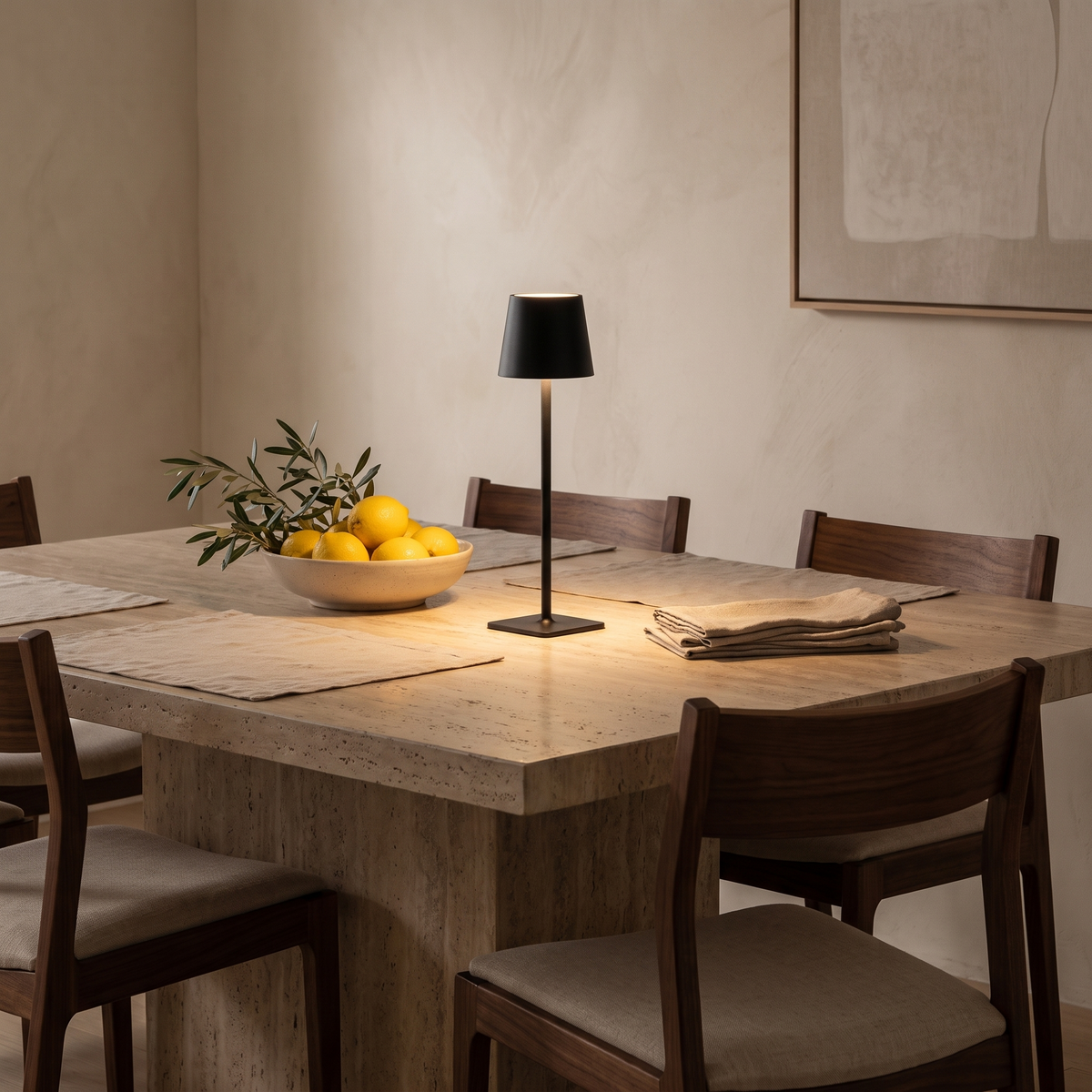 Comedor con lámpara de mesa encendida