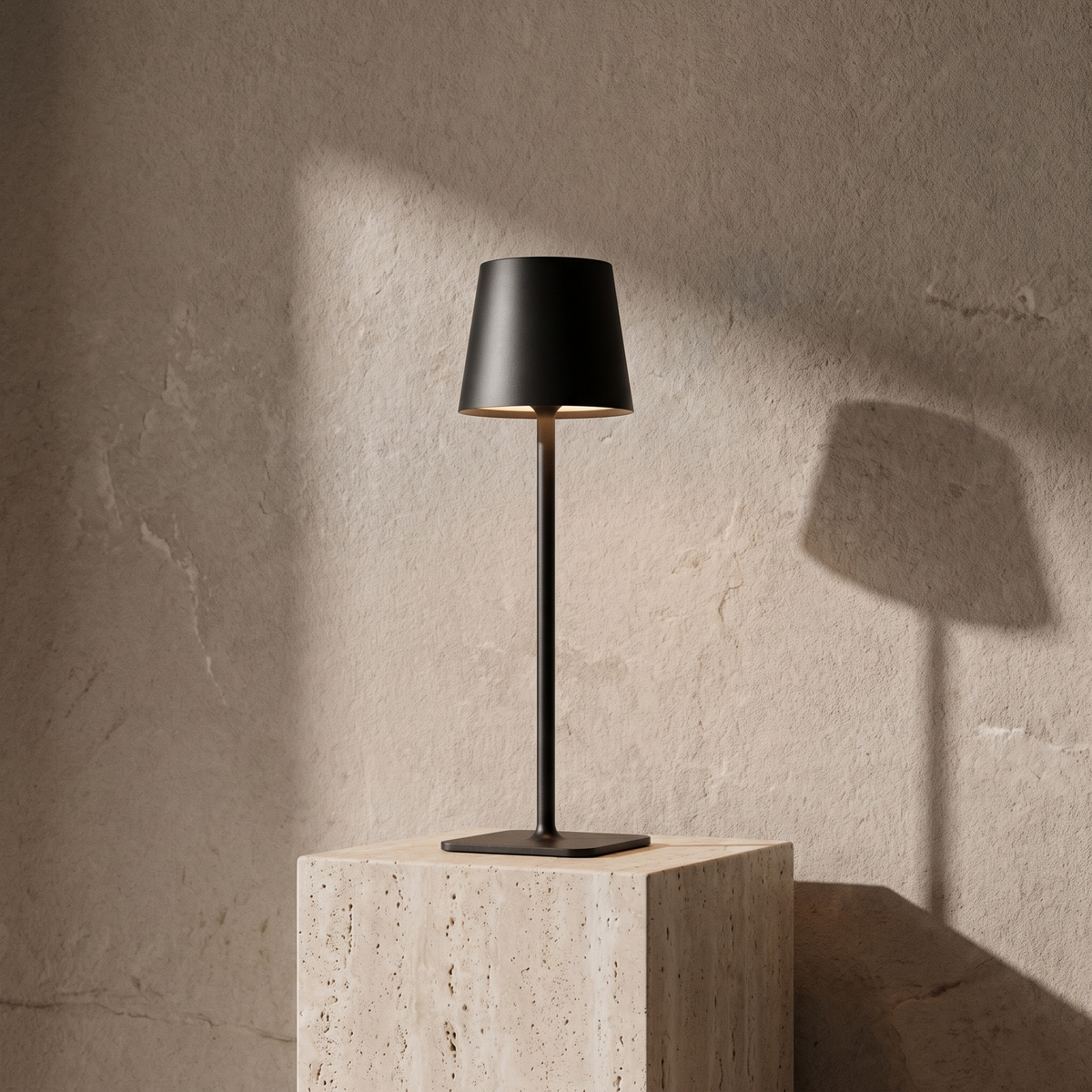 Lámpara sobre pedestal de travertino