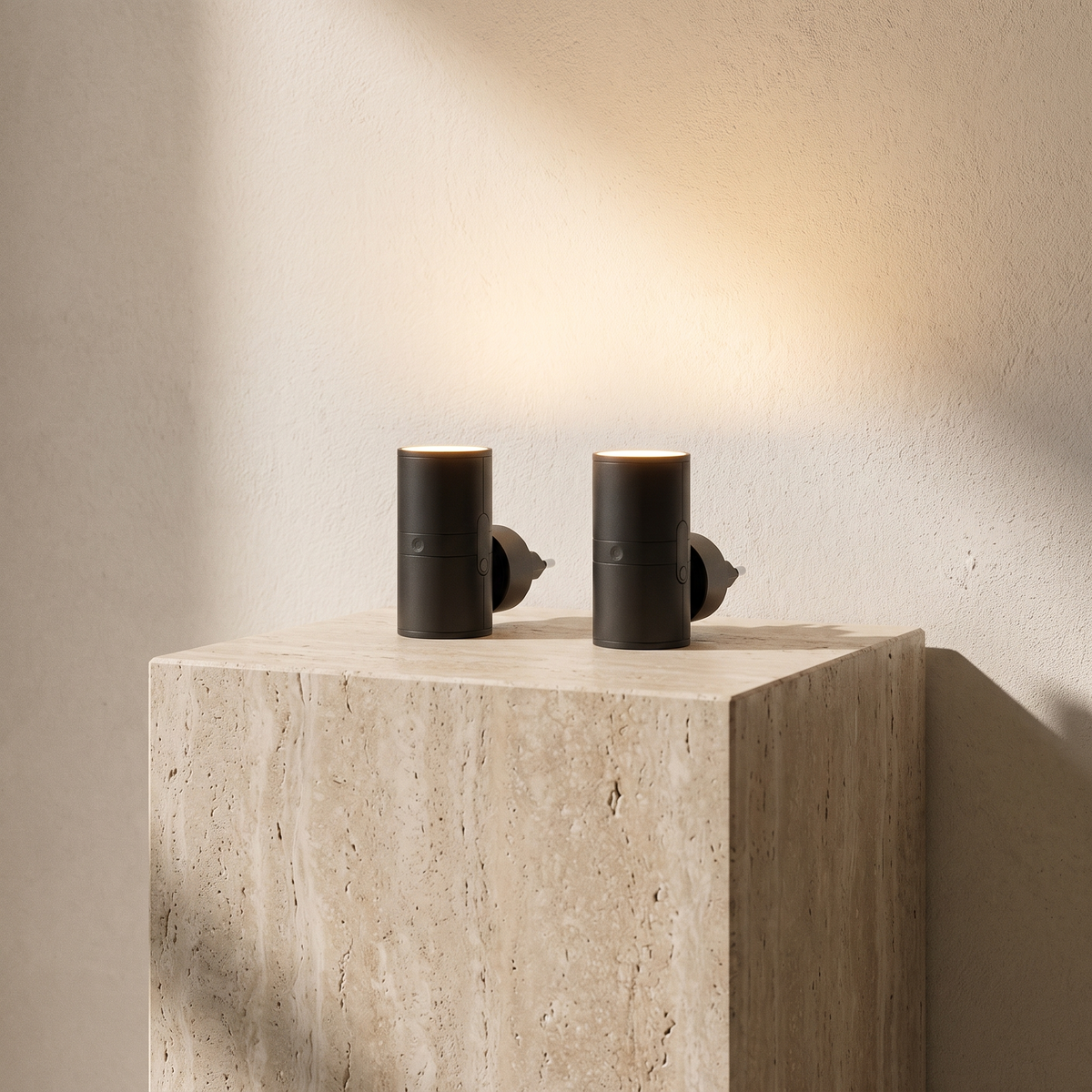 Dos unidades de Noma sobre pedestal de travertino