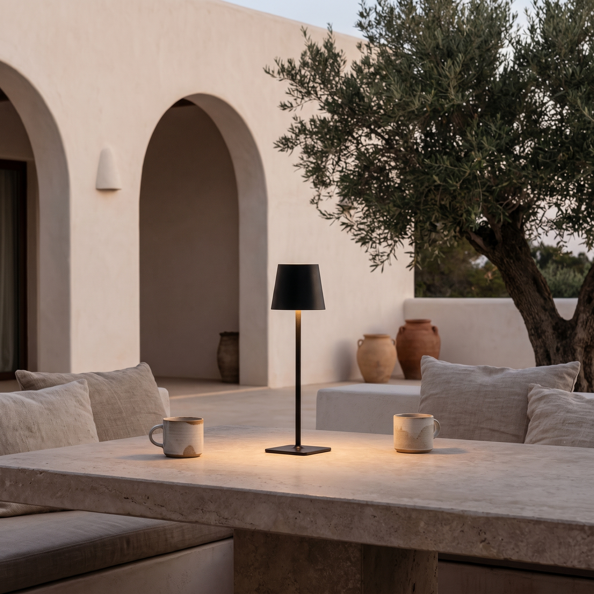 Vela encendida en una terraza mediterránea